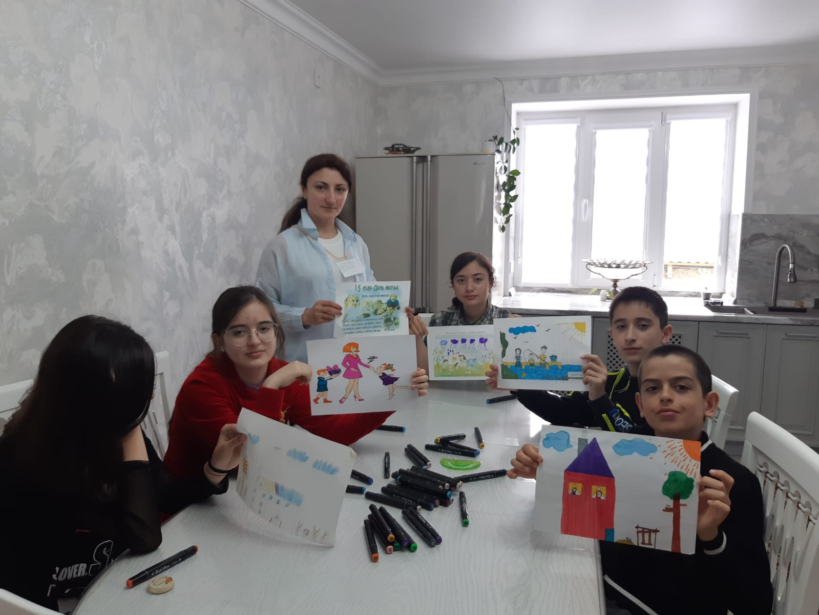 Специалисты по работе семьей и детьми Алиева Максалина и Багандова Разият провели интересный и творческий конкурс рисунков среди своих подопечных, посвященный Международному дню семьи.